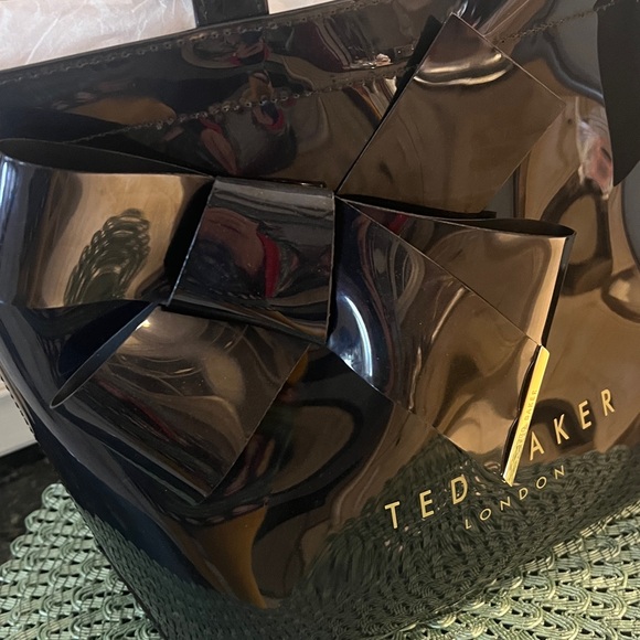 NWT iconic Ted Baker Glossy Black Tote with Bow and small purse attached inside. - Picture 4 of 13